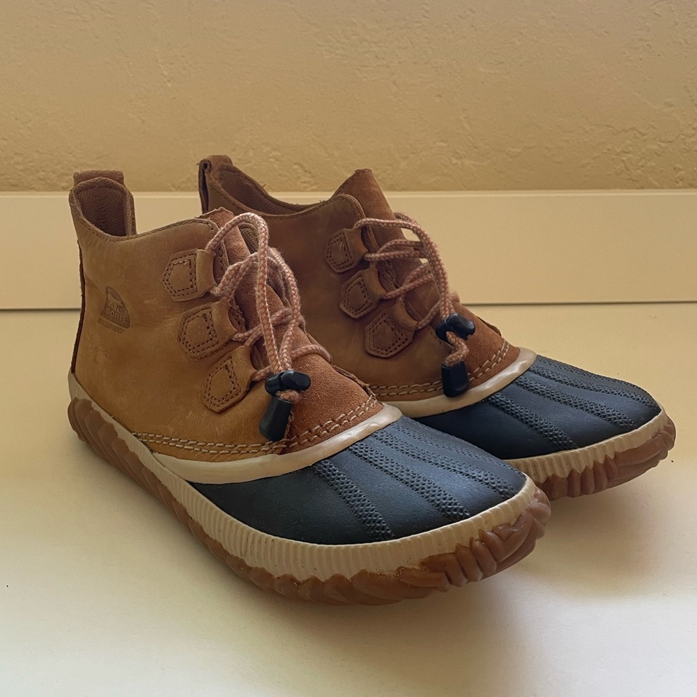 Sorel Ankle Boots fits women’s size 7.5-8